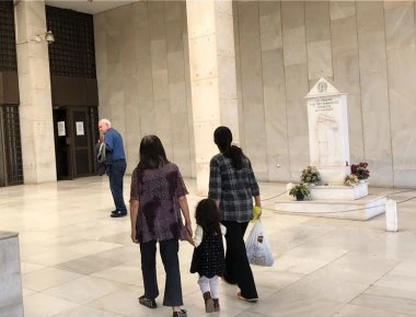 Στην ΓΑΔΑ η 19χρονη με την κόρη της για να επισκεφθεί τον παππού της που σκότωσε τον Πακιστανό άνδρα της (βίντεο)